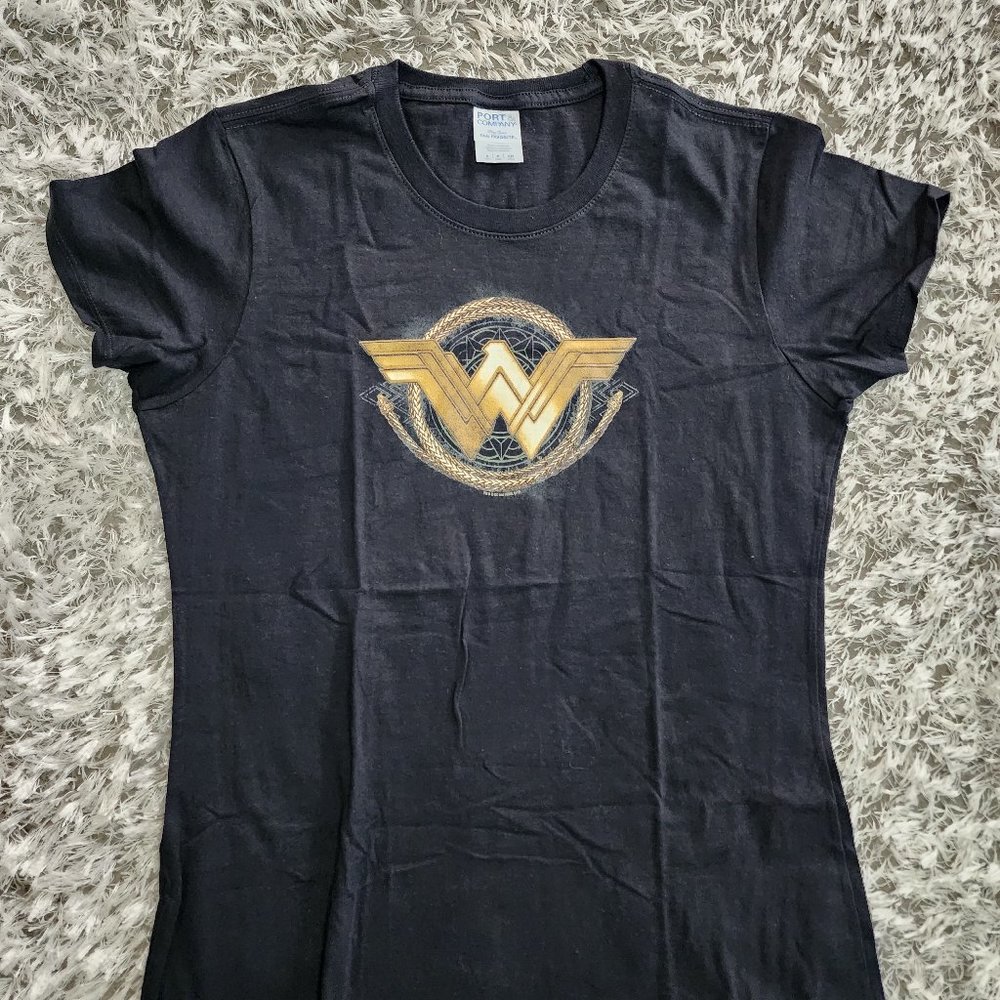 NWOT Wonder Woman Movie Golden Lasso Logo Women's T-Shirt- SMALL